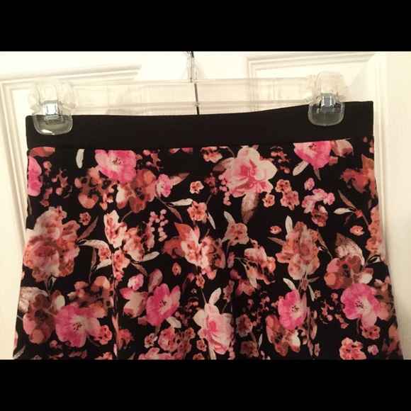 H&M Black Skater Skirt With Pink Roses - Picture 2 of 4